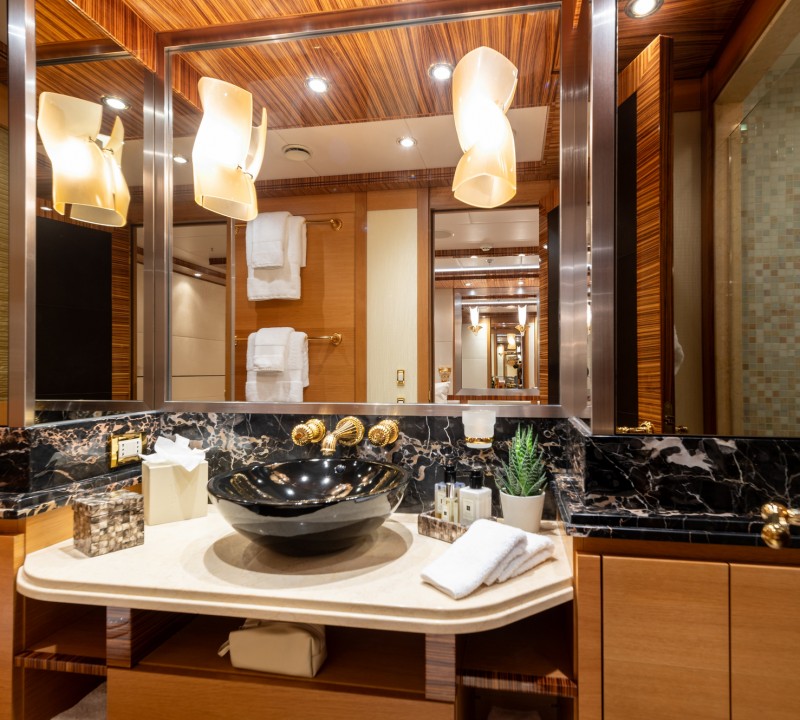 Double Cabin Bathroom 2