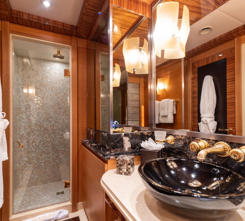 Double Cabin Bathroom 2
