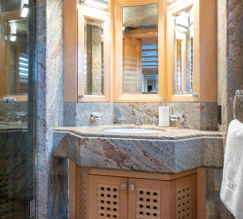 Guest Cabin - Below Deck Double - Bathroom