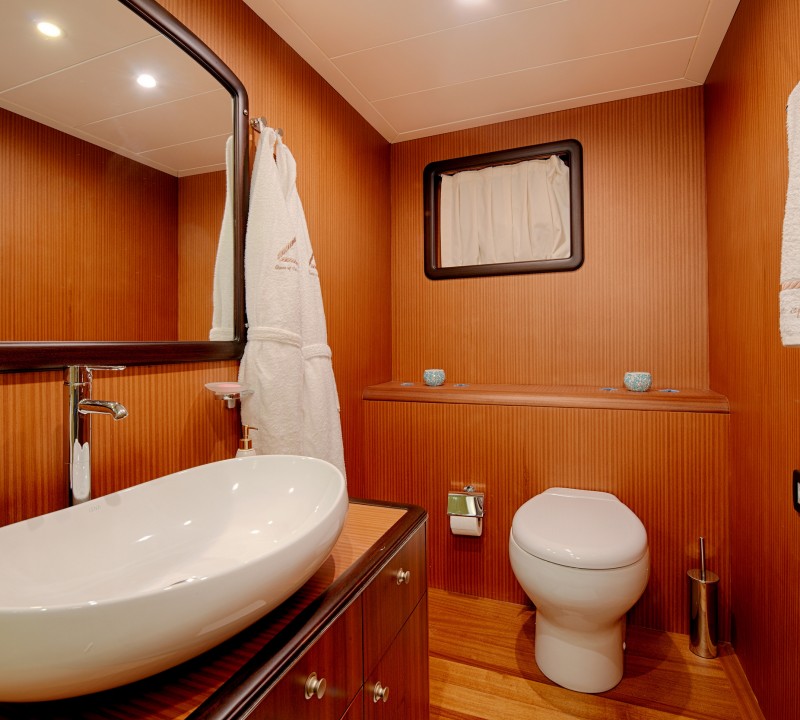 Guest Cabin Ensuite Bathroom