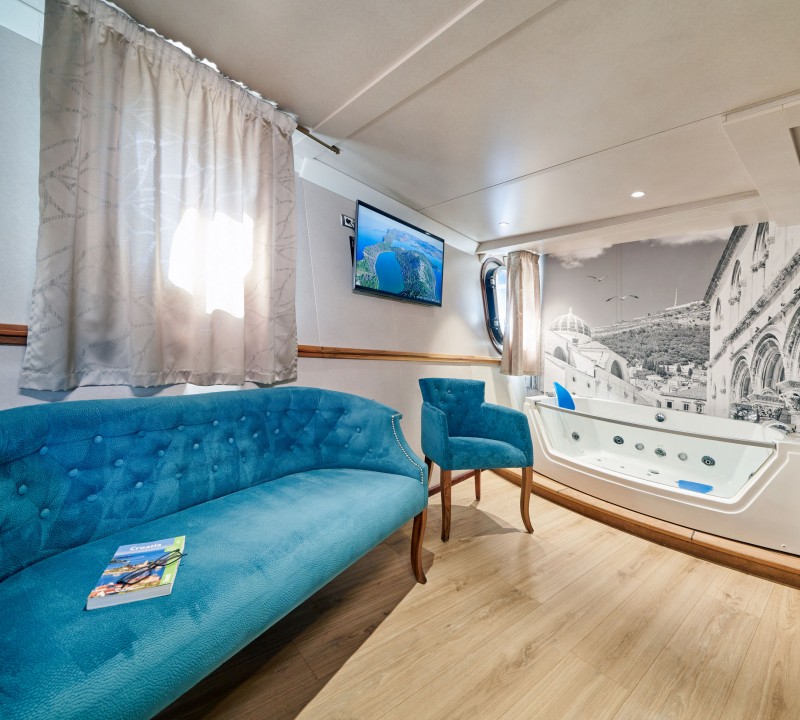 Master Cabin - Bath