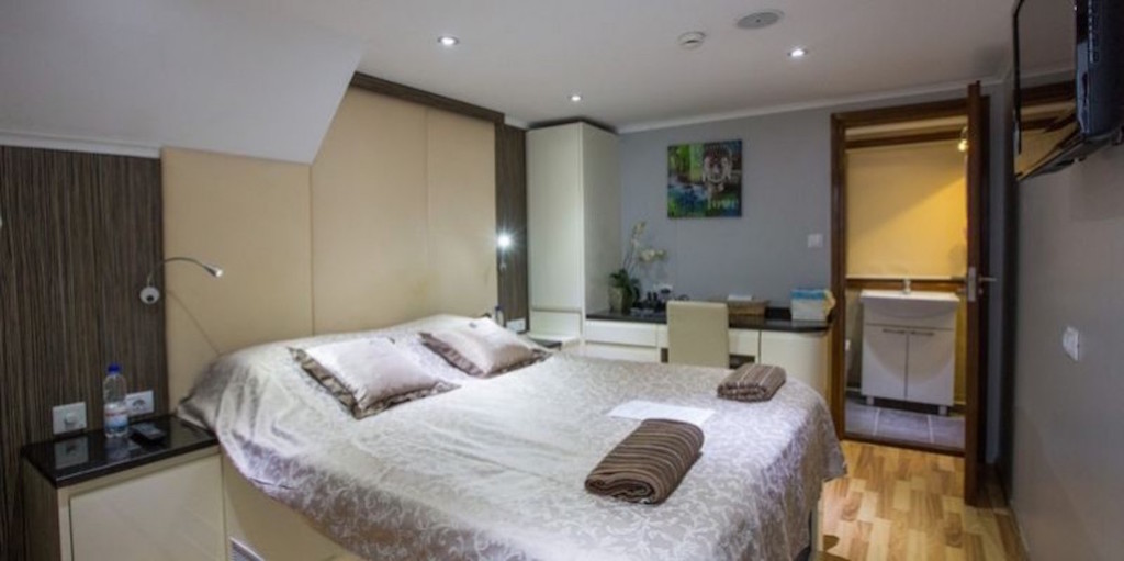 Double guest cabin