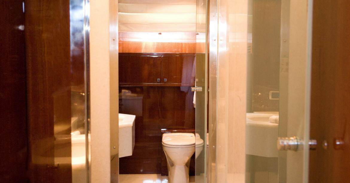 Guest cabin - bathroom