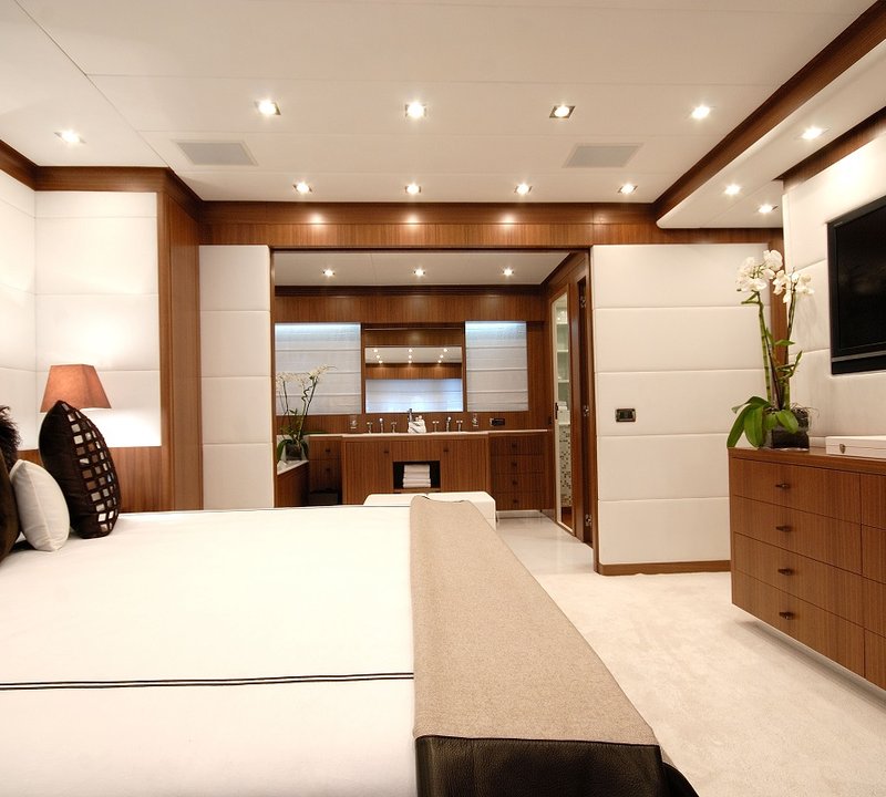 Spacious Double Cabin With Tv