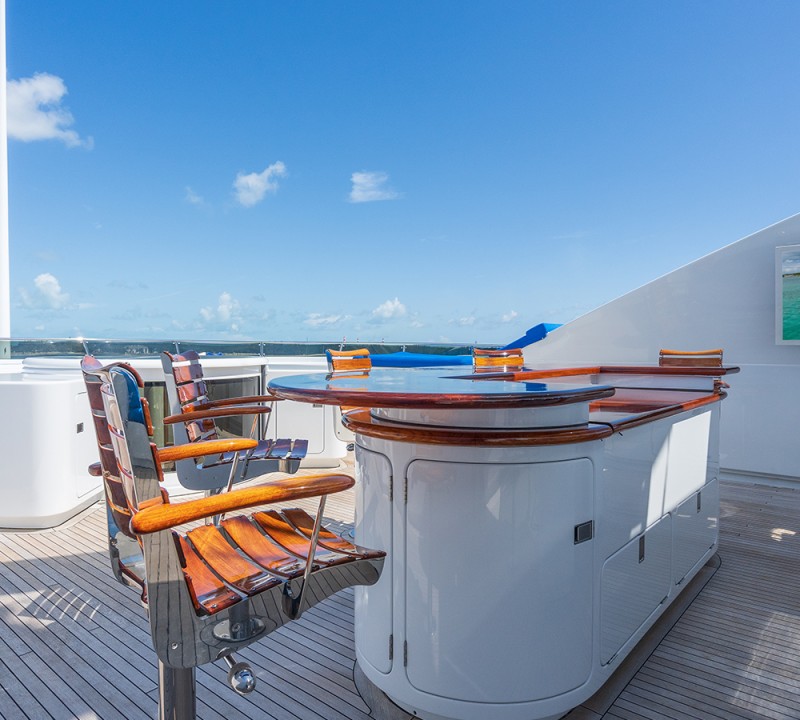 Sun Deck With Jacuzzi Bar And Tv
