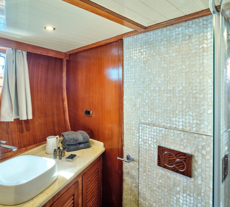 Twin Bathroom